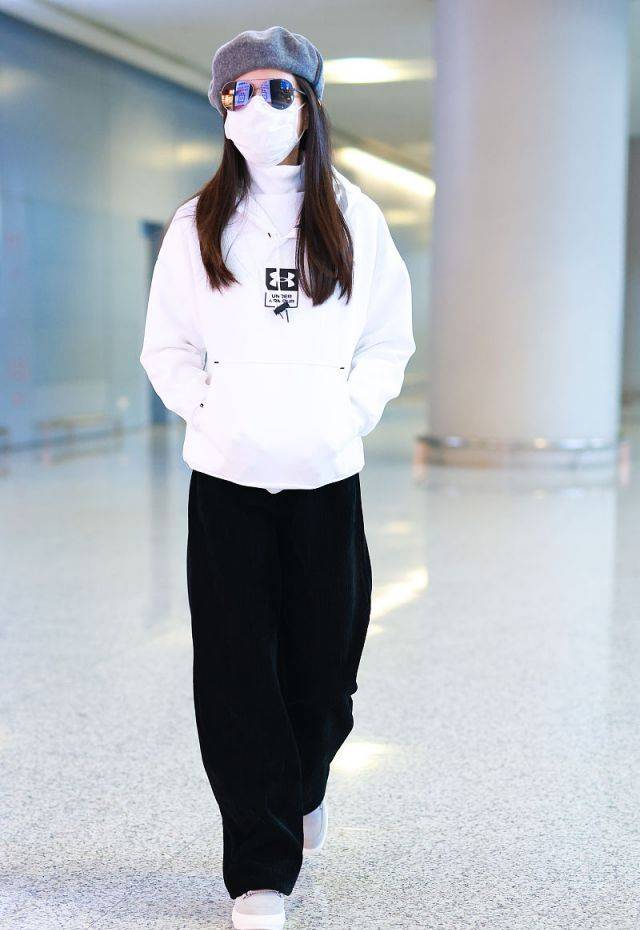 显得李若彤走机场穿的真年轻，卫衣配贝雷帽，55岁这样打扮谁都漂亮！