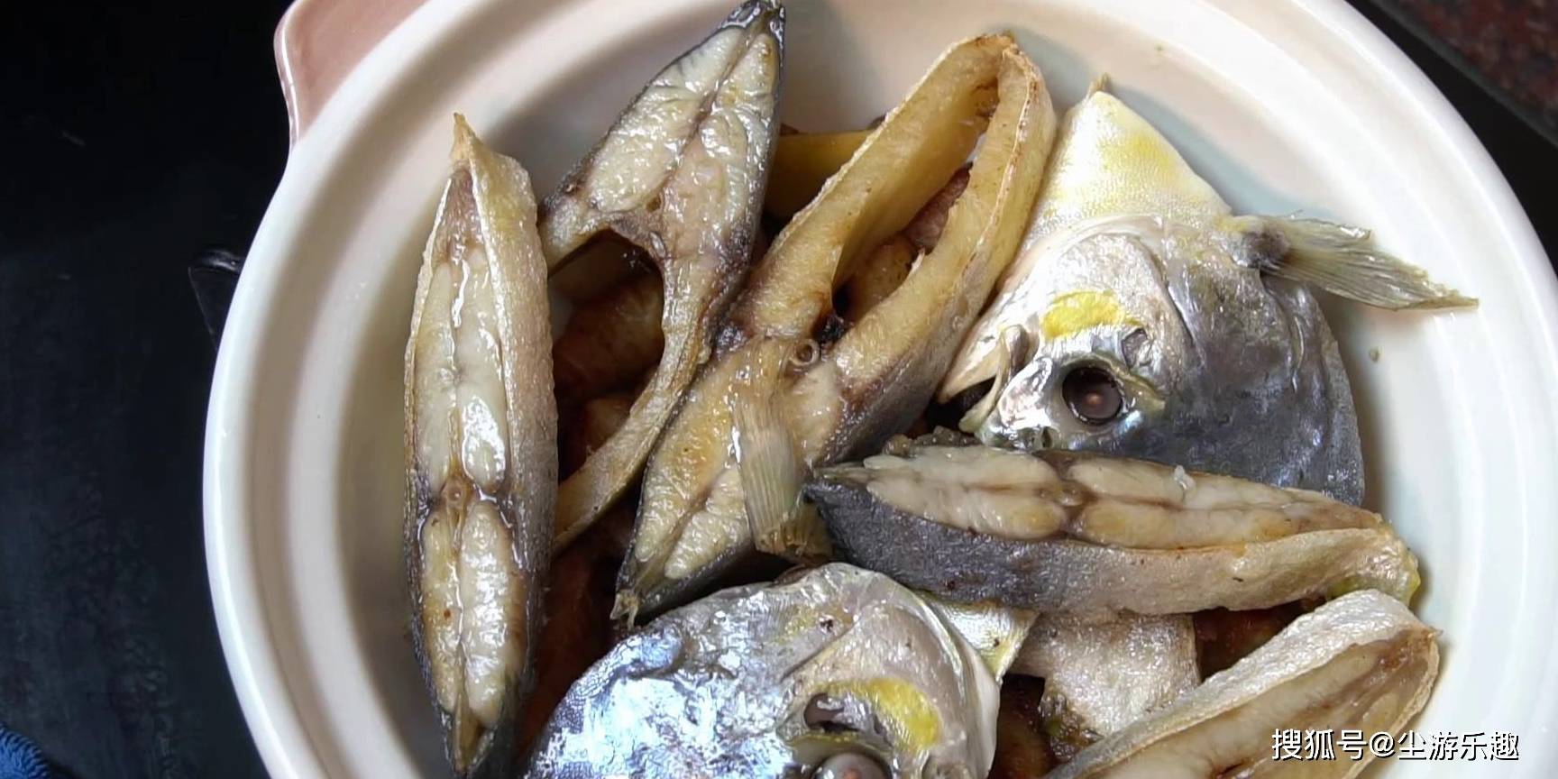 清水|五花肉里加1条鱼,没想到这么好吃,香味四溢,出锅拌汁能吃3碗饭