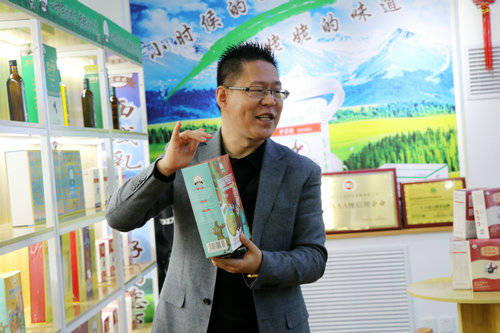 刘大刚张业军一行走进尕姥姥驴奶生活馆参观交流