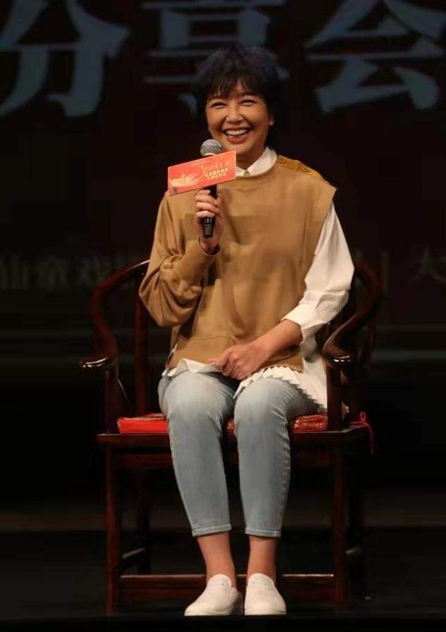 发型江珊换新发型露面，一头紫发比小年轻还潮，满脸胶原蛋白太显嫩了