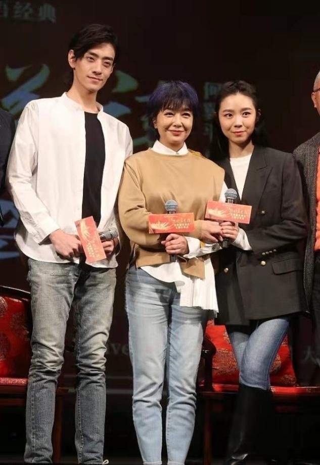 发型江珊换新发型露面，一头紫发比小年轻还潮，满脸胶原蛋白太显嫩了