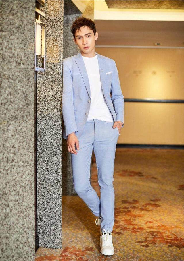 张彬彬的身材和气质真让人羡慕,随便一穿都好帅气!_黑色_穿着_活动