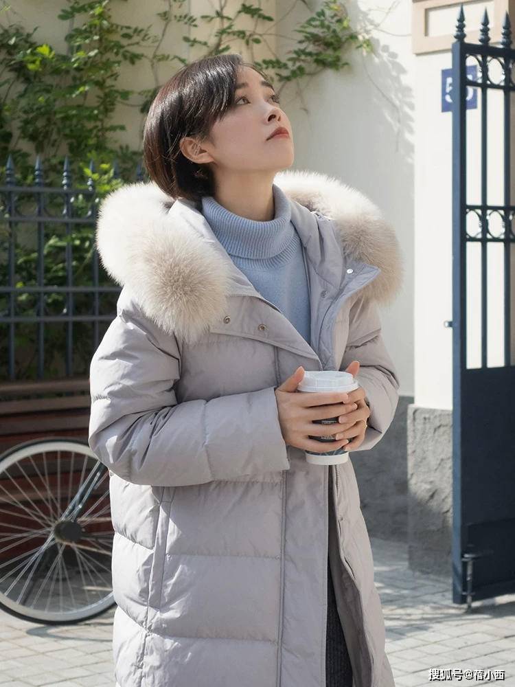 什么 穿羽绒服下装搭什么才时髦？首选“小白裤”和“半身裙”，真好看