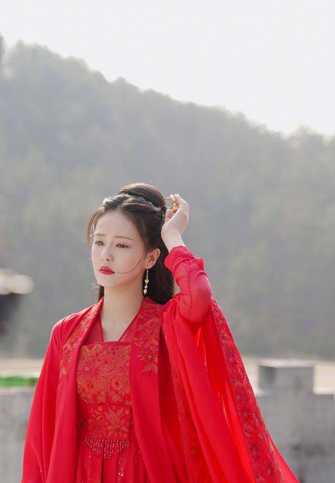 一生一世|白鹿大方晒喜庆红嫁衣，网友：圆满了