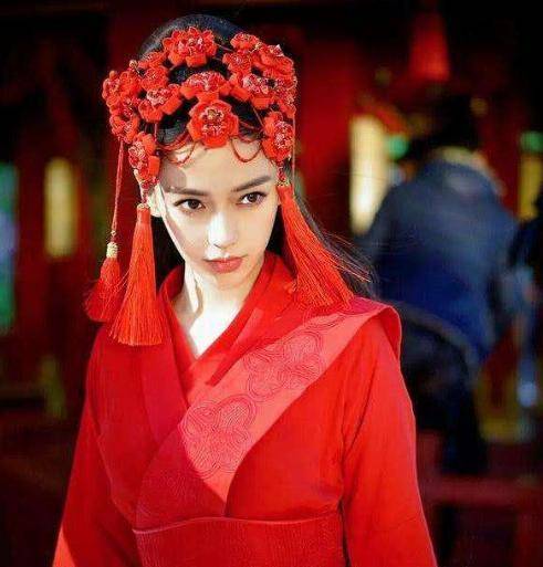 传统 有一种惊艳，叫当红女星穿上红色嫁衣，每一个都想叫娘子！