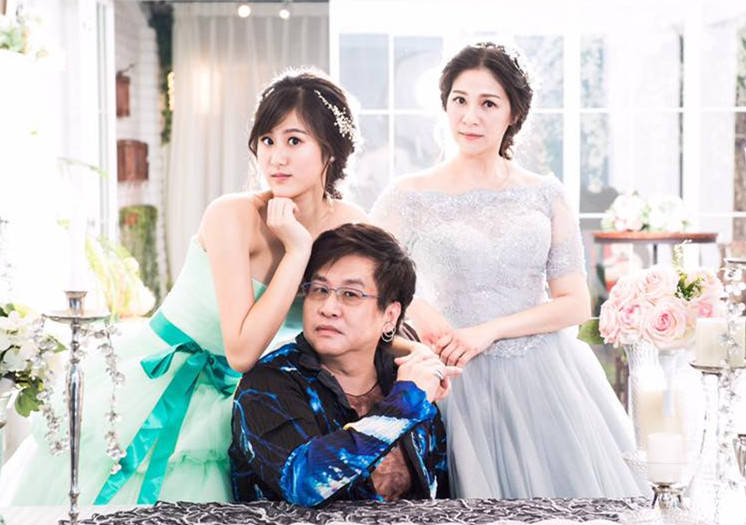 原创水手郑智化12月17日晒照妻子超温柔22岁女儿颜值不输明星
