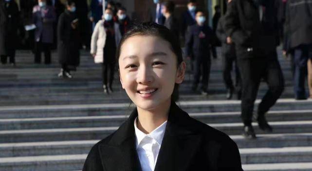 周冬雨 30岁周冬雨成大赢家！首次参加文代会是生日礼物，素颜也挺好看