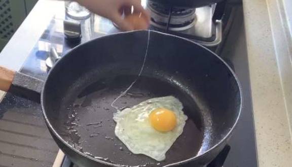 做法|饼的新做法,手不沾面筷子一搅,外酥里软,我家孩子天天当早餐