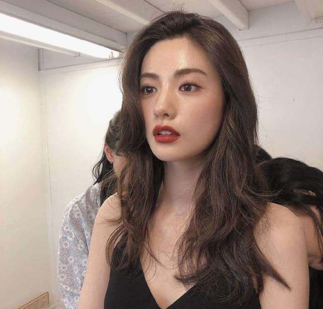 全球两度被评为“世界第一美”，林珍娜变身港风美人，御姐脸清冷撩人