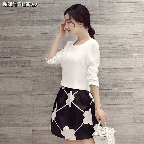 好身材 上半身从侧面看起来很单薄，下身配上一条紧身裤，很削瘦的感觉出现啦。