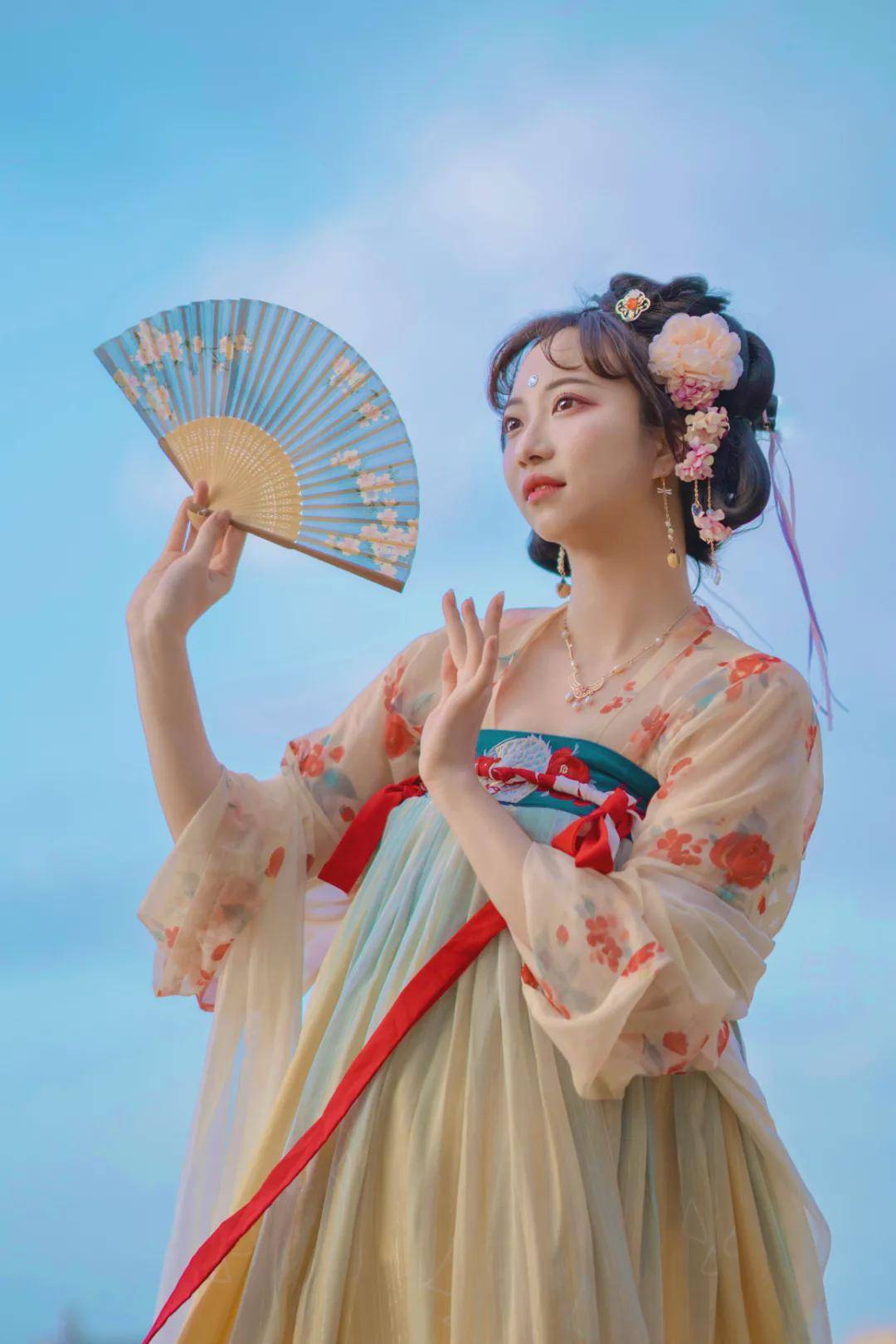 摄影汉服小仙女： 亦知终是有晴时