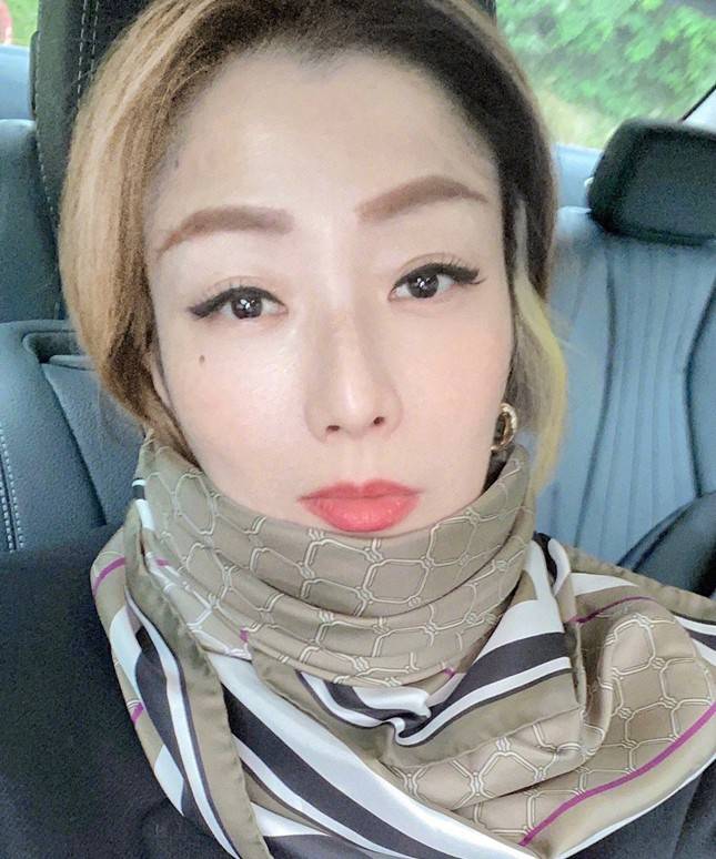 设计 郑秀文穿成了50岁女性想要的高级感，稳重不老气，穿搭成熟有品位