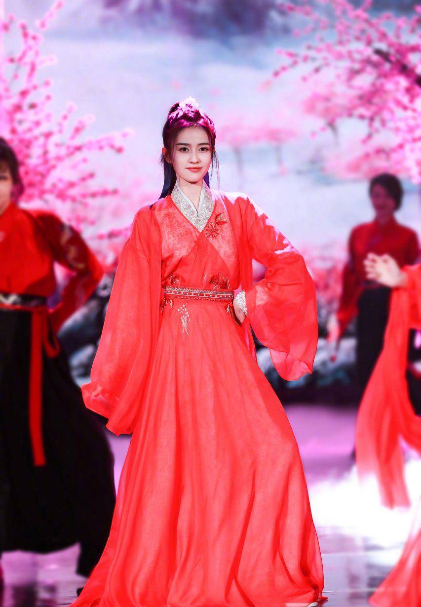 一生一世|白鹿大方晒喜庆红嫁衣，网友：圆满了