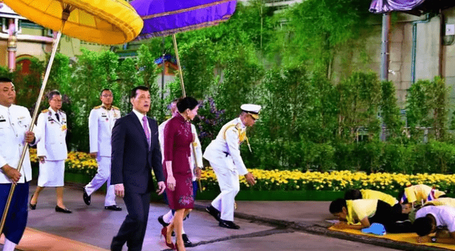泰国群众遇到国王需行“跪拜”大礼，那国外游客碰到了该怎么做？