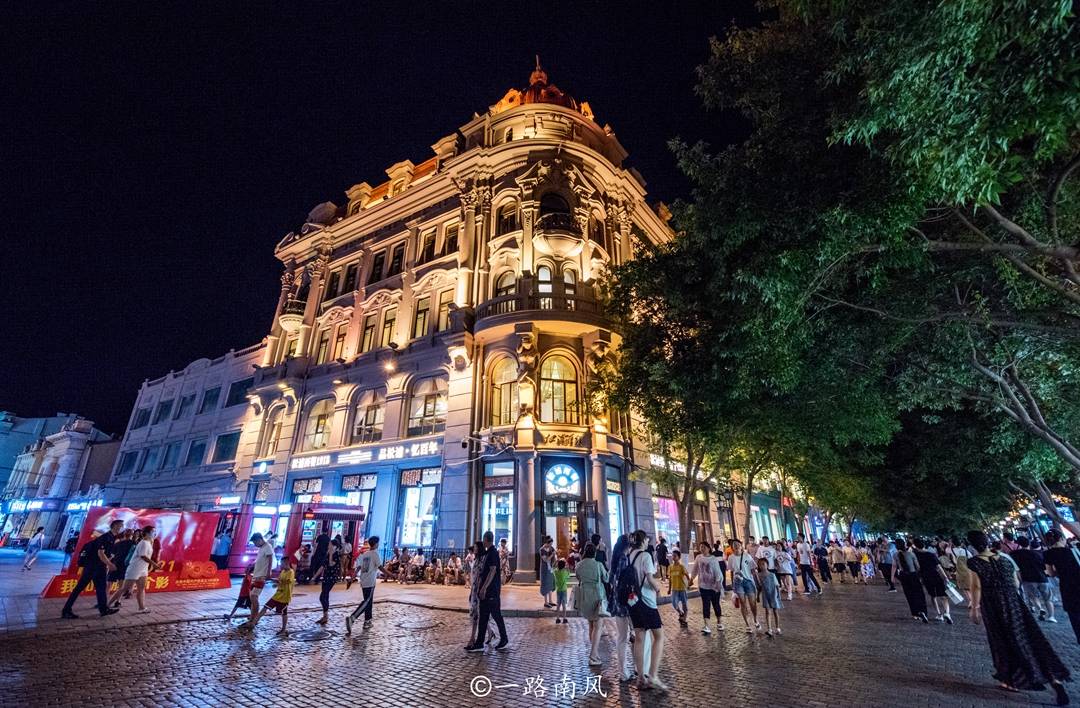 哈尔滨市区免费的4a景区夜景梦幻迷人很多游客来打卡