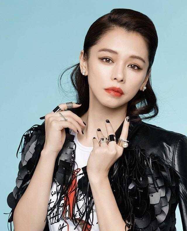 设计 徐若瑄真是性感尤物，穿黑色风衣搭配抹胸裙，昂首“挺胸”太撩人