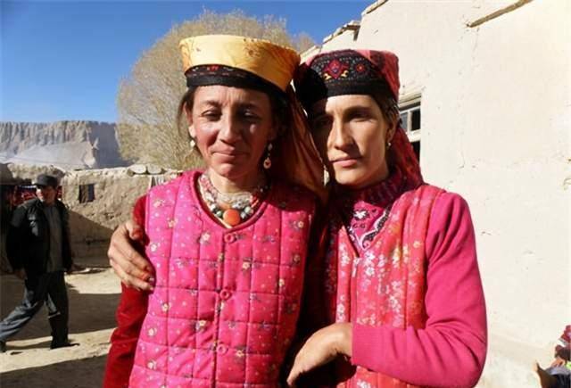 新疆一县城，美女泛滥却不准外嫁，新娘要穿7天婚服才可脱下