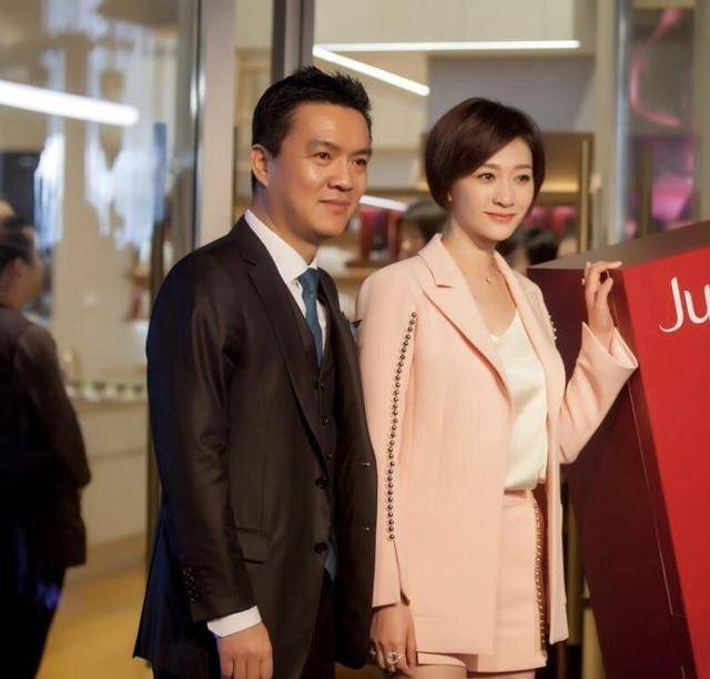 展现 李小冉剪短发又美出新高度！穿粉色西装乖巧可人，一点不像43岁