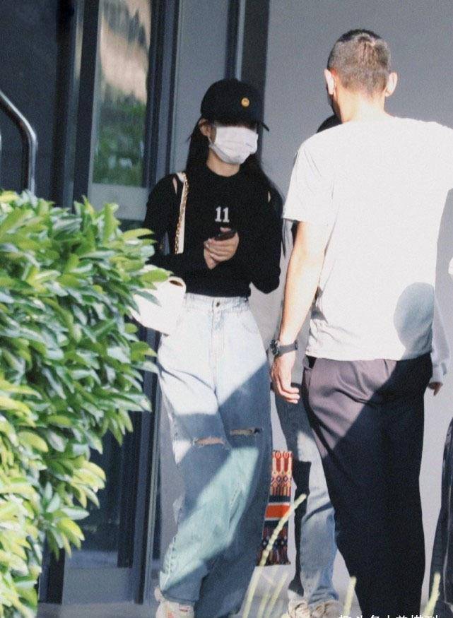 赵丽颖 赵丽颖造型罕见翻车,机场路透绿色短上衣配小白裤,显得腰粗腿短