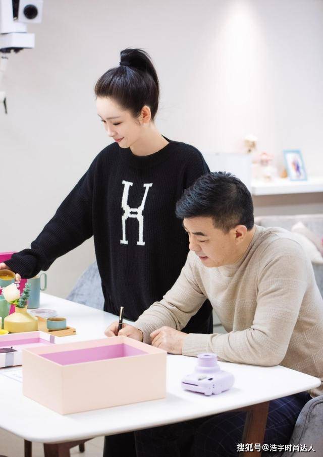 黑色 秦海璐携丈夫上综艺!黑毛衣配高马尾好有活力,两人同框秀恩爱