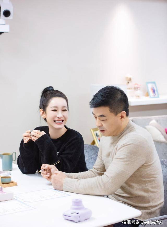 黑色 秦海璐携丈夫上综艺!黑毛衣配高马尾好有活力,两人同框秀恩爱