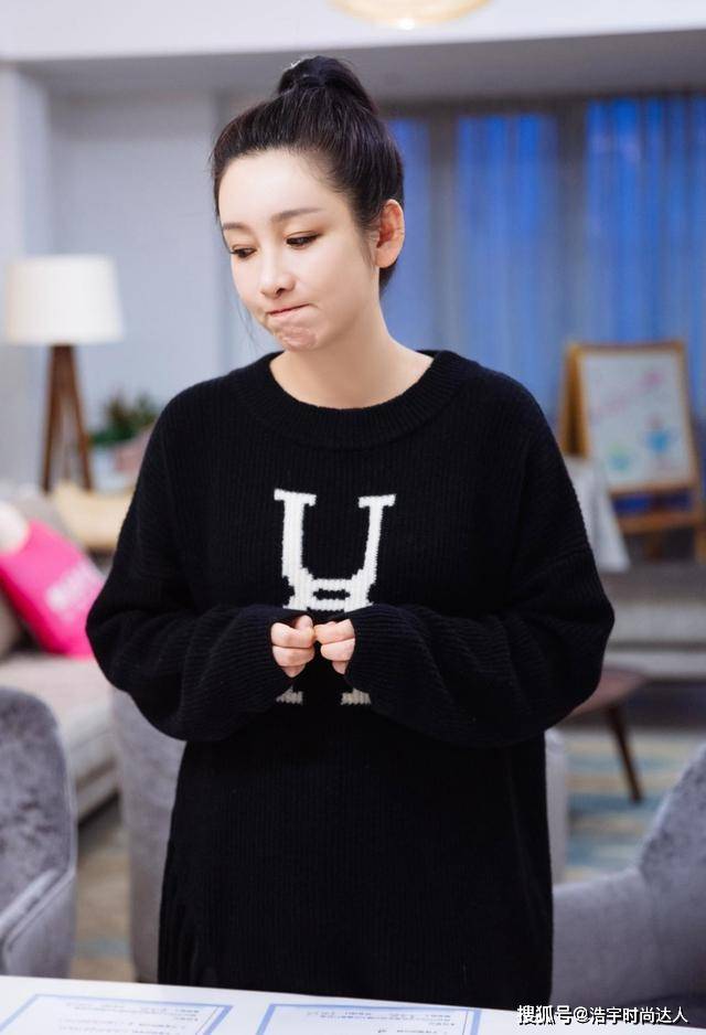 黑色 秦海璐携丈夫上综艺!黑毛衣配高马尾好有活力,两人同框秀恩爱