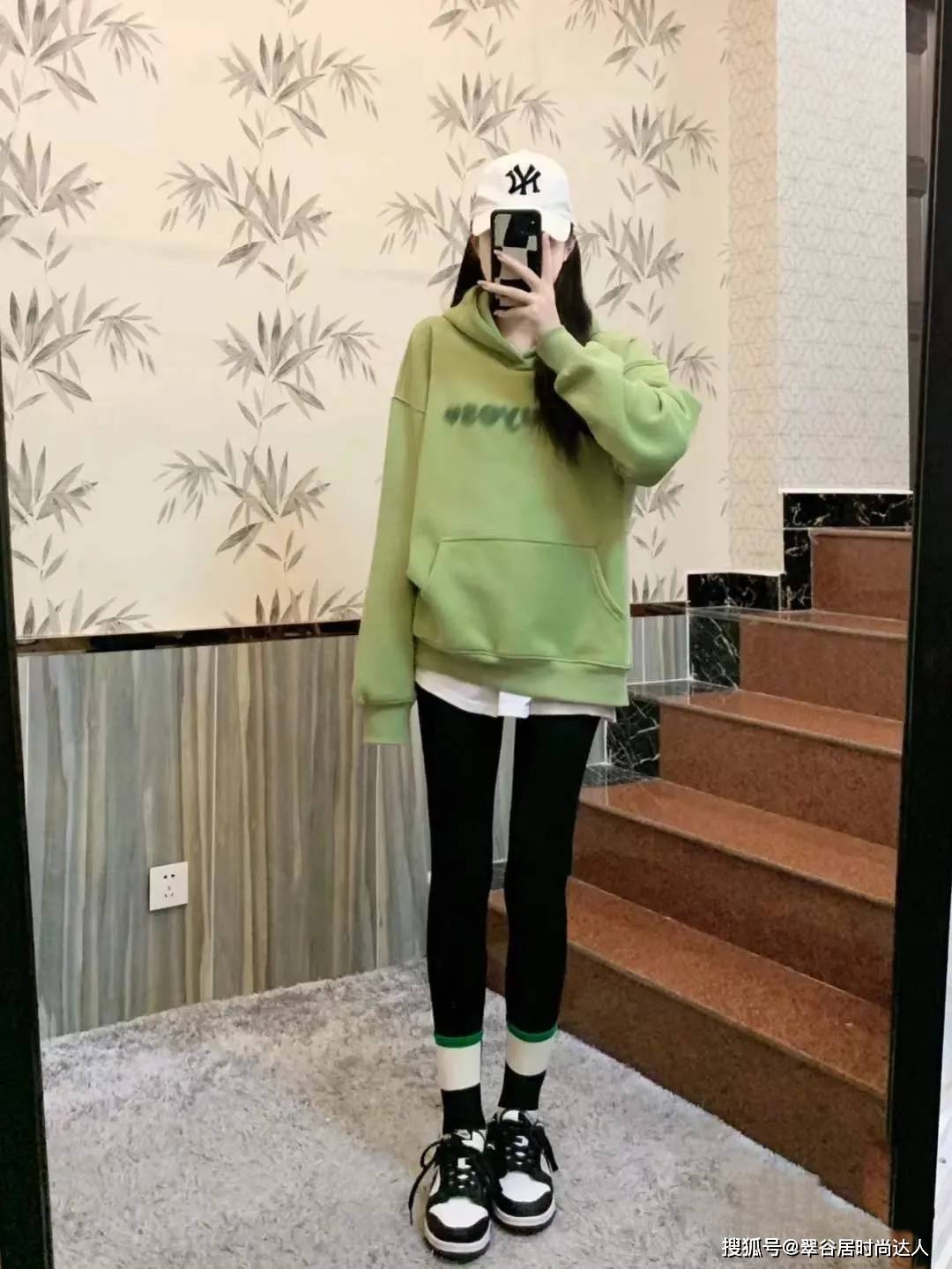 卫衣 原来冬季“不露腿”更时髦，看看这几组穿搭，保暖又洋气