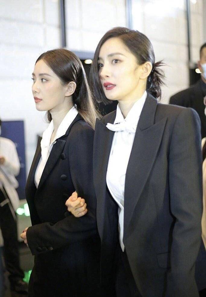 原创杨幂刘诗诗同框挽臂同行亲密无间二人穿西装帅出新高度