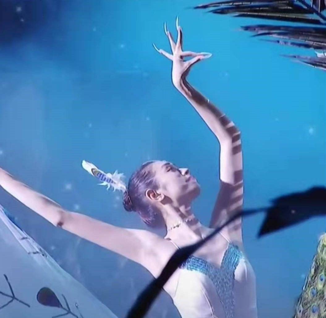 杨丽萍接班人跳孔雀舞 岁个头就高达180 被夸比小彩旗更漂亮 白兔 网友 舞蹈