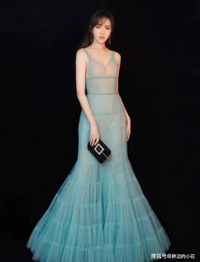 浅绿色 唐嫣身材真好，“放开穿”秀出丰满的曲线，一袭薄纱裙也太迷人了