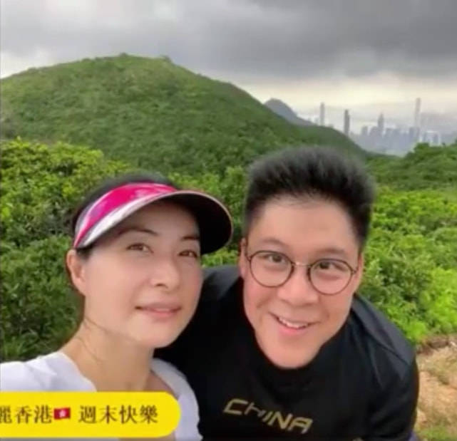 方面在街头拍到郭晶晶，驼背弯腰穿普通风衣T恤，但气质仍然高贵！
