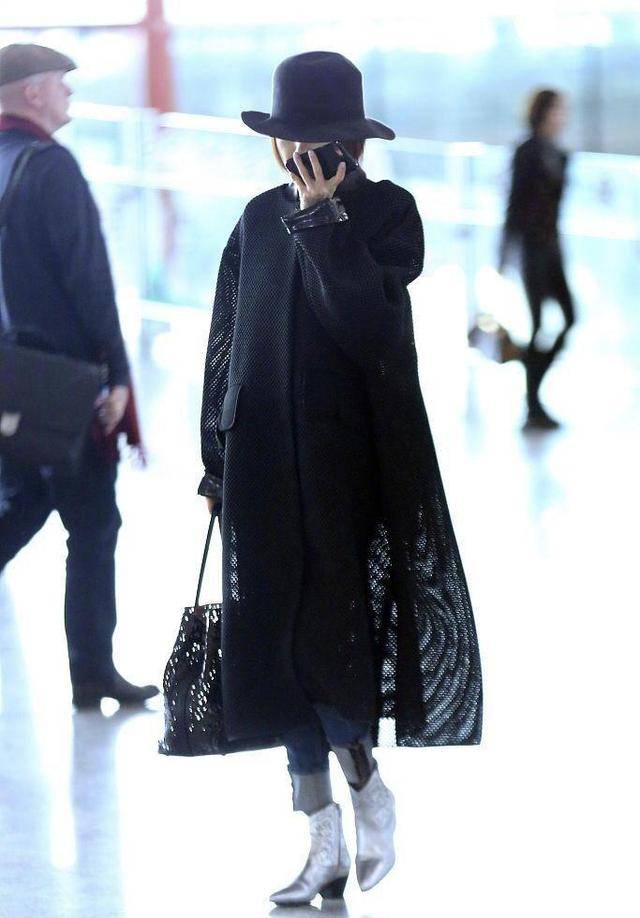 下半身 鲁豫真的太会穿！黑色大衣搭配牛仔裤时髦精致，可惜瘦得厉害