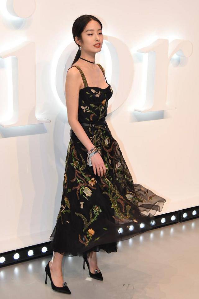设计 杨采钰真是有颜任性！黑色刺绣吊带裙优雅大气，实在太有高级感