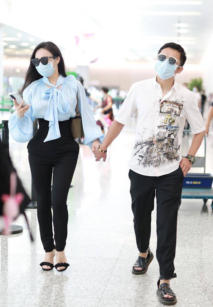 金色 冉莹颖胖了?穿粉卫衣搭金靴露美腿,上半身看起来和老公一样壮实