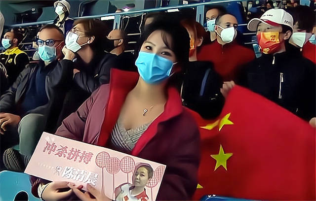 球迷|为央视导播点赞！国羽女双夺冠，美女小姐姐身材霸道，笑起来好美