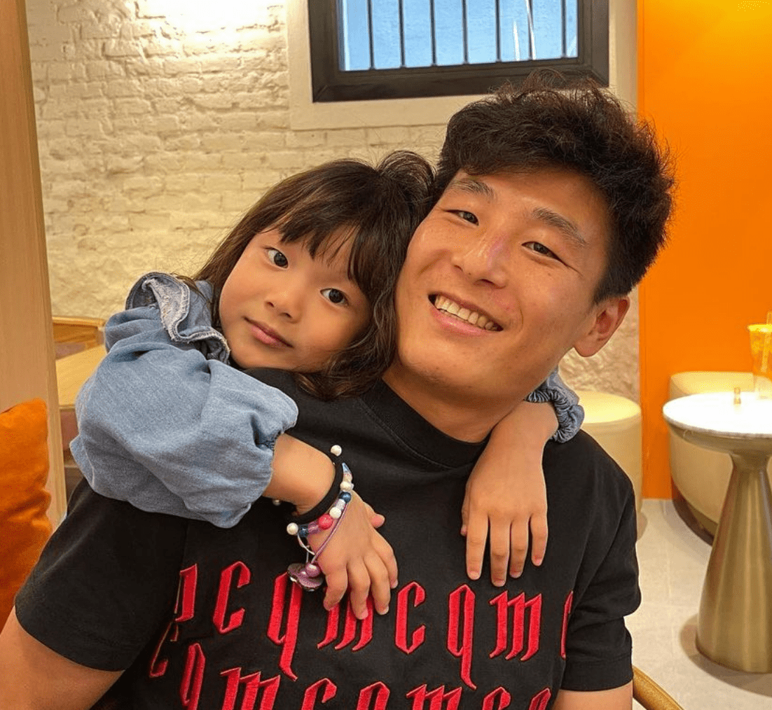 影響|全家出國旅游！國足一哥開啟假期，年薪降至358萬不影響生活質(zhì)量