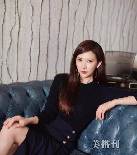 45岁林志玲皮裙豹纹全上身,芭比粉嘟嘴卖萌,妈妈辈审美_皮衣_偶像