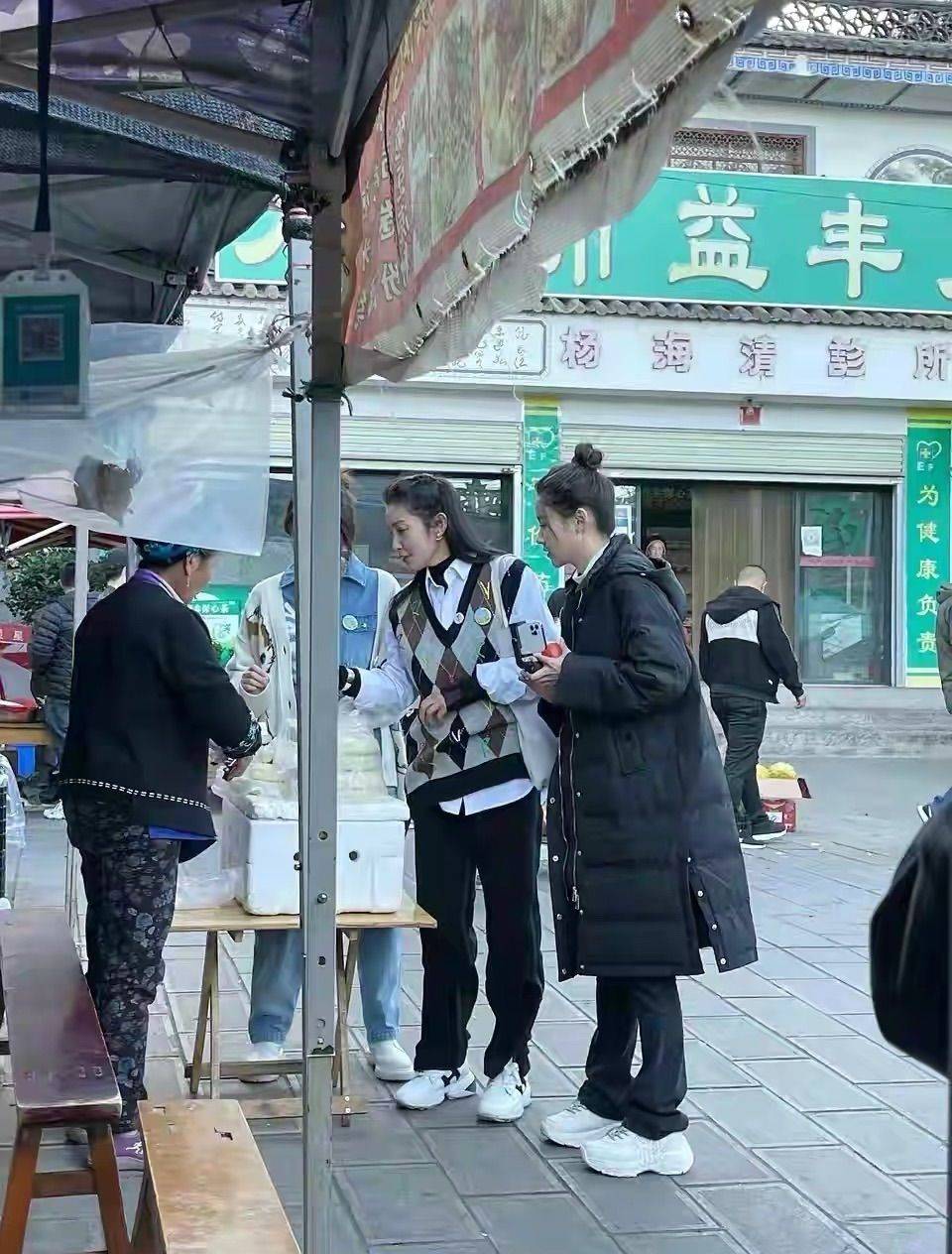 感觉李冰冰美颜后脸很不自然，脸颊绷紧但法令纹深，老得一点不真实！