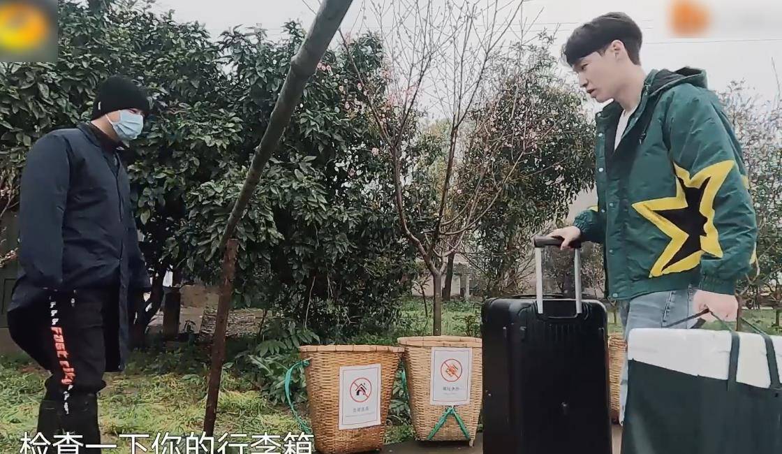 节目组|黄磊何炅遭遇“家徒四壁式”开局，张艺兴智斗节目组，带来好消息