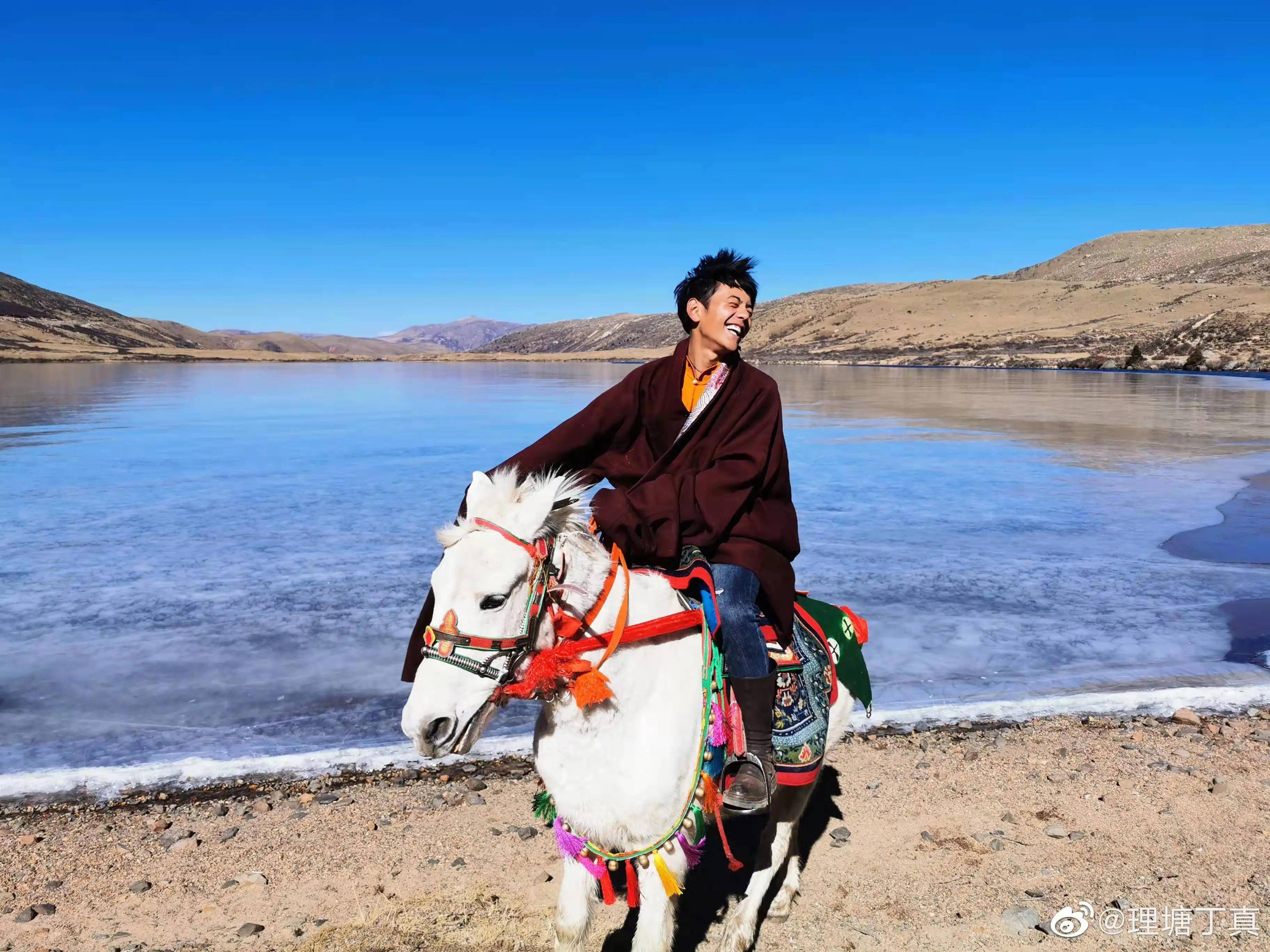 "丁真骑着马,走到哪里,那些从外地过来的女孩就要