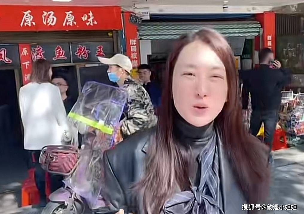 马苏|40岁马苏素颜现身路边摊,大口吃8块钱鱼粉,不戴口罩被路人无视