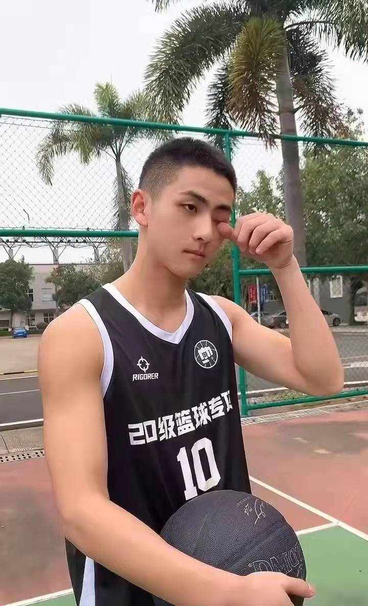 原創這枚19歲的肌肉體育生有點帥哦