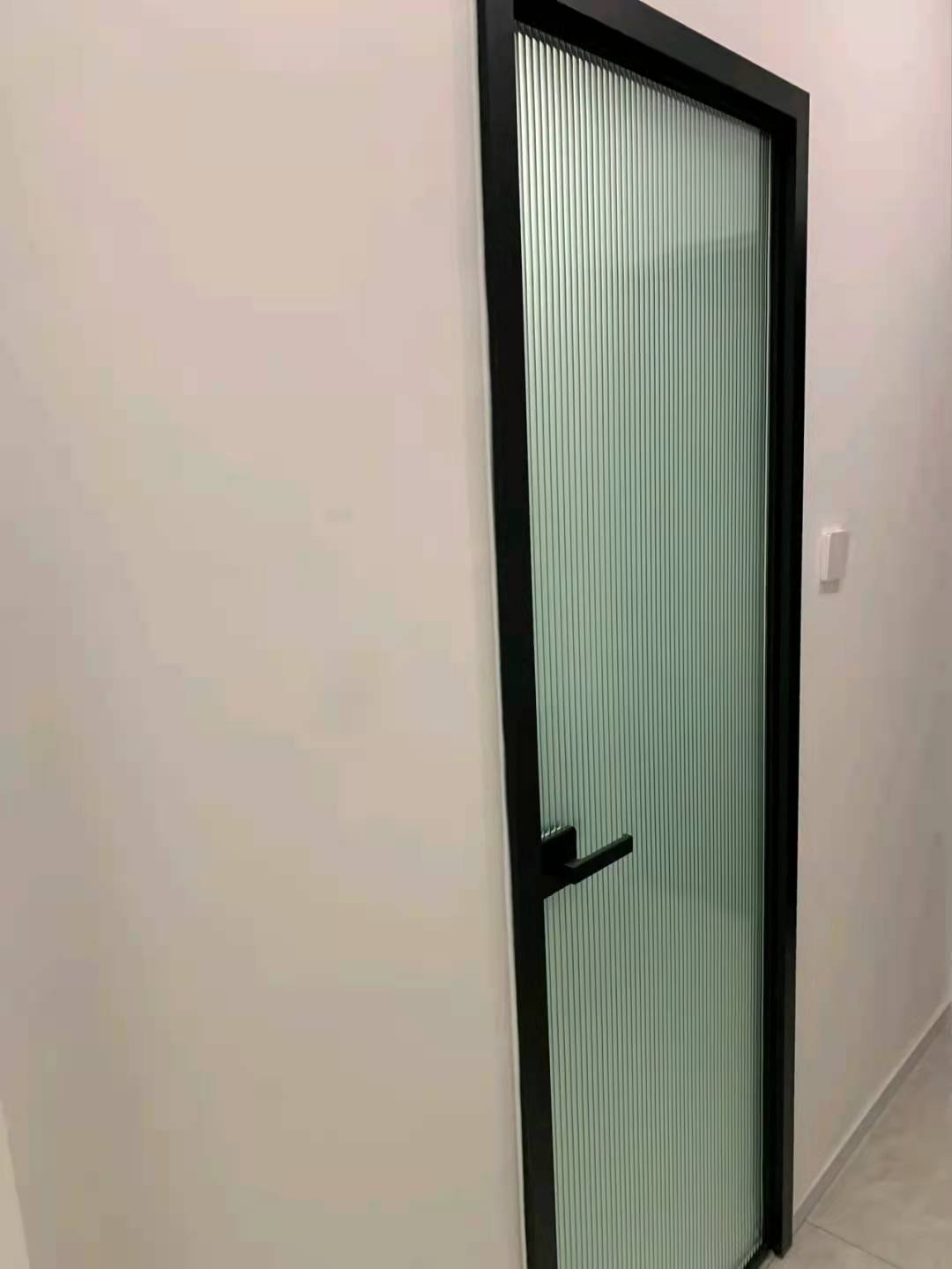 白长虹玻璃,不然即使正面看着还好,一旦打开或者侧面看,就会明显发绿