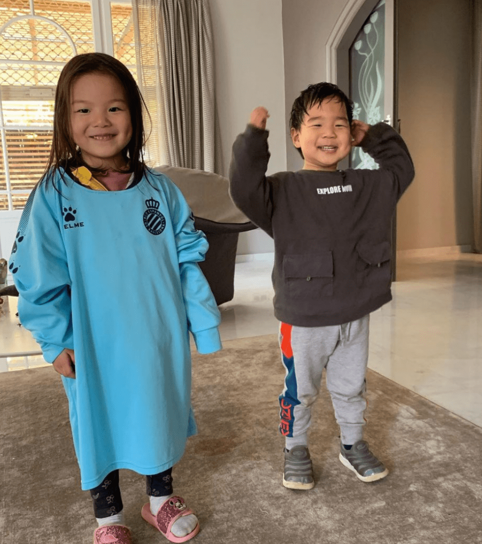 迪拜|武磊在國外“學(xué)壞”了！真會玩：把車開到沙漠，就地躺下看日落