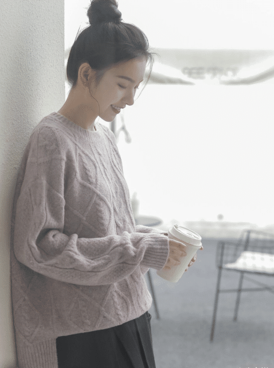 毛衣 气质清纯小姐姐：教穿搭一套毛衣的魅力，温柔又可爱，值得借鉴！