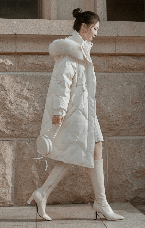 身材 冬天穿“小白靴”更惊艳，显瘦耐看还减龄，配大衣美极了！