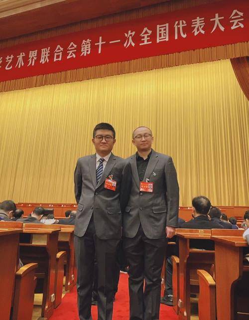 同时他也附上了一张与搭档王声合影的照片.