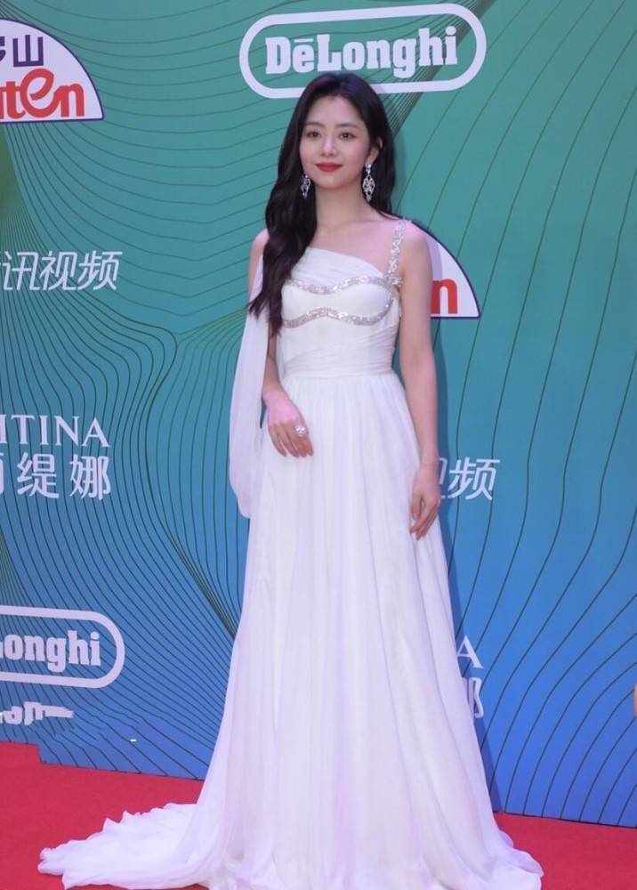 设计 谭松韵的“孩子气”抹不掉,穿粉色裙挺俏皮,有点肉才显得嫩