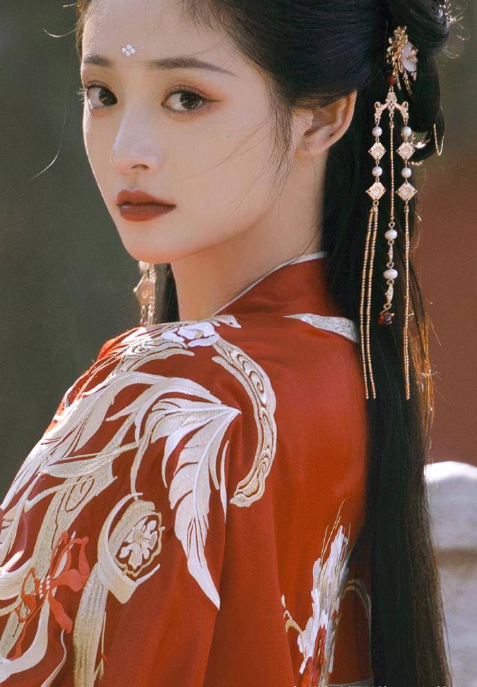 超越 盘点穿汉服拍照最好看的明星，杨超越排第一没人反对吧？