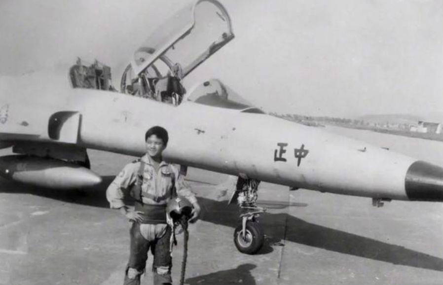 蒋军飞行员投诚大陆立获65万元奖励直接任命为副师职干部